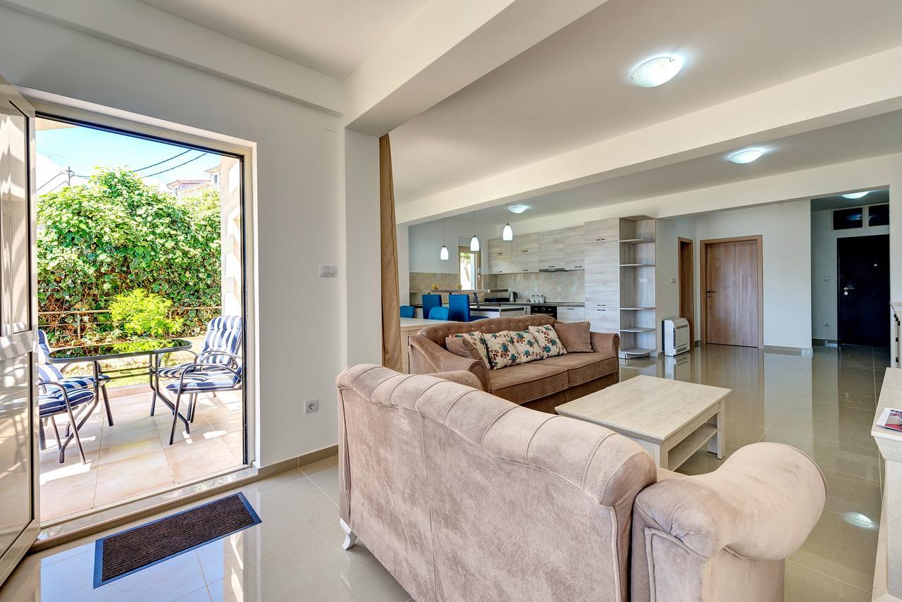 Apartments Villa Adriatic Τίβατ Εξωτερικό φωτογραφία